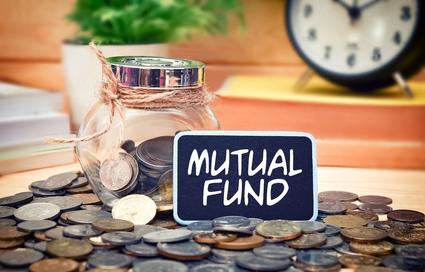 What is the difference between mutual funds and hedge funds?