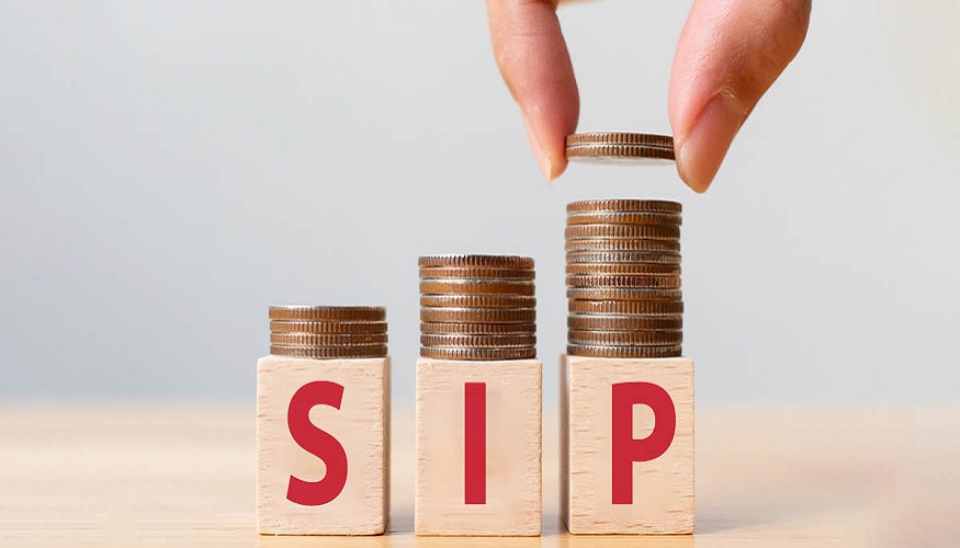 Why is investment via an SIP highly recommended by market experts?